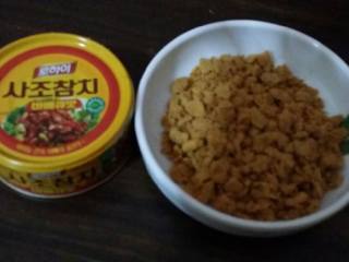 6、金枪鱼寿司,金枪鱼打开后搅拌一下。和肉松一起备用。