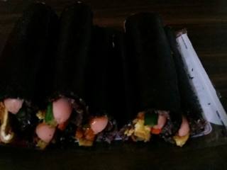 8、金枪鱼寿司,卷起来就完成啦。。刀功不好所以所有的配料都是大号版滴。刀功好的亲不要学我哦