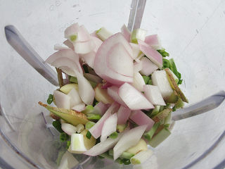 3、自制美味的土家酱香饼,将洋葱、生姜、蒜头、辣椒、葱切碎投入料理机搅拌桶中