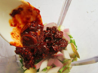 4、自制美味的土家酱香饼,再放入豆瓣酱、少许白酒