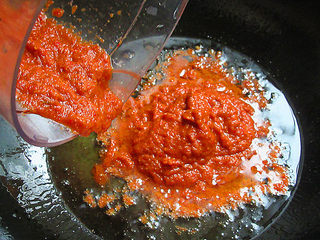 5、自制美味的土家酱香饼,将所有材料打成汁后，放入油锅小火熬5分钟炒熟