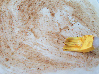 7、自制美味的土家酱香饼,面团分割成若干份小剂子，然后擀成薄薄的饼，大小和烙饼的锅差不多大，涂上孜然胡椒油