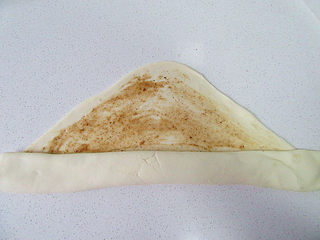 8、自制美味的土家酱香饼,将刷油过的面卷起来