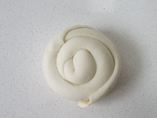 9、自制美味的土家酱香饼,再卷成一个团