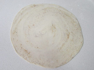 10、自制美味的土家酱香饼,压平后擀成薄薄的大面饼