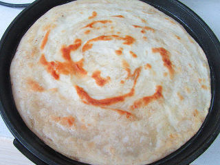 11、自制美味的土家酱香饼,电饼铛或平底锅预热刷上油，放入擀好的薄面饼调至小火慢煎