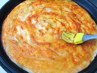 12、自制美味的土家酱香饼,煎好一面翻过来再煎另一面，并在其中一面刷上酱料