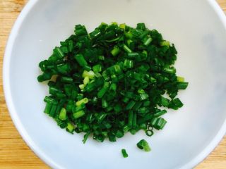 2、十二道锋味之葱油饼#有个故事#,将葱切末加入盐和黑胡椒拌匀