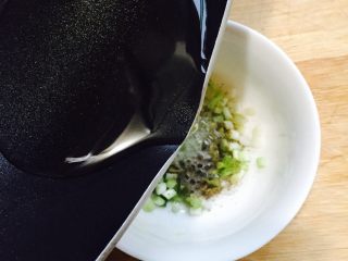 3、十二道锋味之葱油饼#有个故事#,将油烧热浇入到葱末中，葱花的香味就扑鼻而来。浇制好的葱花放一旁晾凉