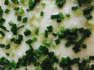 4、十二道锋味之葱油饼#有个故事#,将面团揉好，切成大小一样的面剂子。然后将面擀成大薄片，撒上晾凉的葱油抹匀。撒上葱花