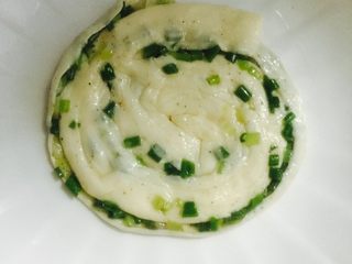 6、十二道锋味之葱油饼#有个故事#,用手轻轻的压扁