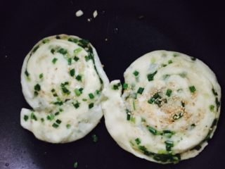 7、十二道锋味之葱油饼#有个故事#,将白芝麻撒在葱油饼上面，放入平底锅煎