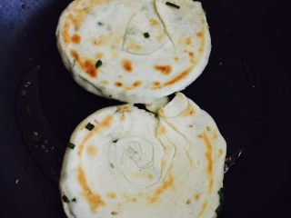 8、十二道锋味之葱油饼#有个故事#,然后煎至两面金黄酥脆