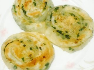 9、十二道锋味之葱油饼#有个故事#,出锅装盘
