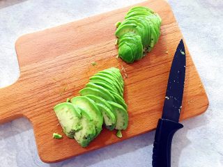 3、吃掉一朵花～三文鱼味道的牛油果刺身,牛油果去皮去核之后，切成薄片，尽量切的薄一点