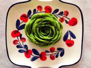 6、吃掉一朵花～三文鱼味道的牛油果刺身,直至全部摆放好