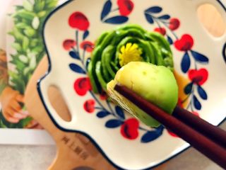 12、吃掉一朵花～三文鱼味道的牛油果刺身,夹一片尝尝，真的有三文鱼刺身的味道，不信？赶紧试试看吧