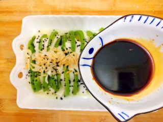 9、吃豆腐+健康饮食之好吃到飞起的牛油果拌豆腐,淋在摆放好的牛油果豆腐上！