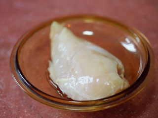 3、香辣秋葵手撕鸡,准备整块新鲜鸡胸肉，如果是冷冻鸡胸肉，要提前常温解冻，肉质才比较好
