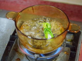 7、香辣秋葵手撕鸡,冷水开火，放入葱、生姜片，料酒，香叶，盖上盖子等水沸腾后，放入腌制好的鸡肉