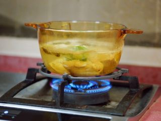 8、香辣秋葵手撕鸡,鸡肉放入沸水中，煮一会，等水沸腾