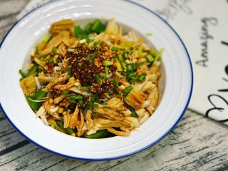 12、香辣秋葵手撕鸡,撒姜末，葱末，淋3勺生抽，2勺寿司酱油和红油辣子，完成