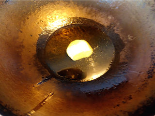 5、爆炒鸡杂,锅里放入适量植物油,烧热,放入适量猪油。