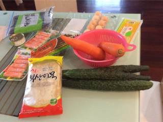 1、紫菜包饭（韩式寿司）,用电饭煲把短粒米煮熟，在准备其他材料的时候米饭要保温。