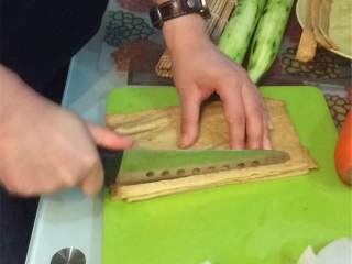 3、紫菜包饭（韩式寿司）,把鸡蛋打到碗里，往平底锅里倒四分之一蛋液低温加热做成蛋皮后出锅，重复这个步骤直到把鸡蛋都用完。