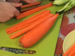 4、紫菜包饭（韩式寿司）,把蛋皮切成长条状放在一边。