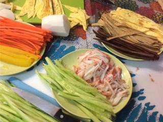 5、紫菜包饭（韩式寿司）,把大胡萝卜 和无籽黄瓜切丝。