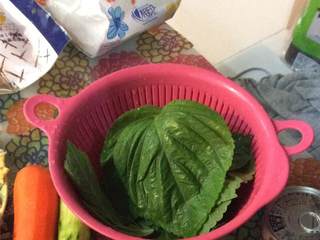 6、紫菜包饭（韩式寿司）,把腌白萝卜 (日本大萝卜)、鱼肉酱、辣金枪鱼拆除包装后放到不同的碗里。