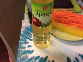 7、紫菜包饭（韩式寿司）,将紫苏叶切条放在一边。