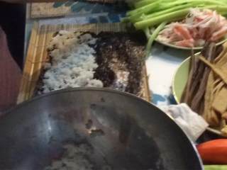 8、紫菜包饭（韩式寿司）,把煮好的米饭放进碗里，淋上苹果醋后搅拌，直到醋渗透到米饭中。