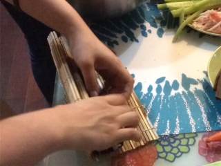 10、紫菜包饭（韩式寿司）,把要卷进去的材料紧凑地排在一起，注意不要放得太多。