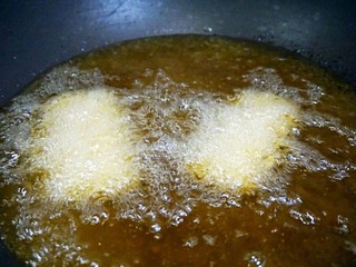 4、红烧带鱼????,煎的时候，刚放进去的鱼段不要动，等5--6秒再轻轻推动，两面煎到金黄再捞出。带鱼段一定要炸头，不然一会红烧的时候，鱼肉很容易散。