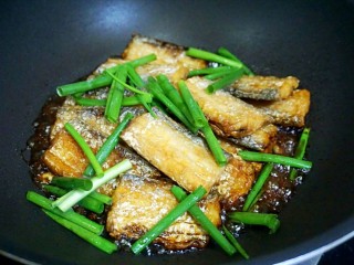 10、红烧带鱼????,倒入没过带鱼的开水，放入葱绿，爱吃辣椒的放入几个辣椒。