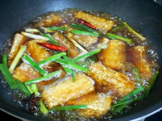 11、红烧带鱼????,水煮开后转小火焖一会儿，剩余少许汤汁就可以关火。