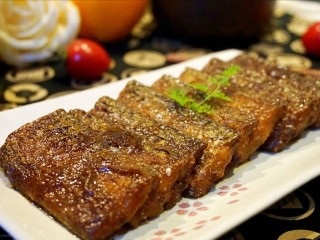 12、红烧带鱼????,装盘、盛米饭，就可以香香的享用。