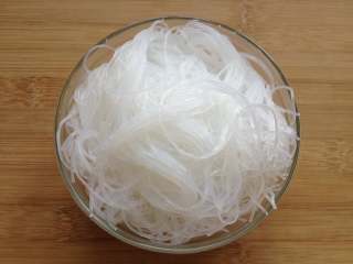 1、鸭血粉丝汤,粉丝泡软后捞出备用