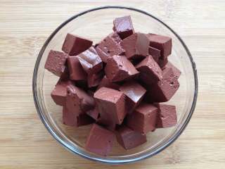 2、鸭血粉丝汤,鸭血切块备用