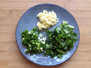 3、鸭血粉丝汤,香菜洗净后切小段,葱蒜切末