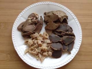 4、鸭血粉丝汤,鸭胗、鸭肠、鸭肝、鸭血切片(在熟食店买的)