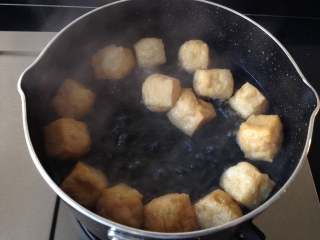 5、鸭血粉丝汤,油豆泡用开水煮2分钟后捞出,再放入冷水中冲洗,待不烫手时挤出水分