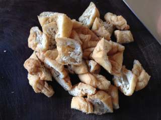 6、鸭血粉丝汤,油豆泡对半切开