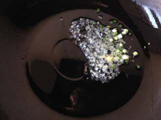 7、鸭血粉丝汤,锅中倒入少许油,中小火将姜末和少许葱花爆香