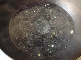 8、鸭血粉丝汤,跟着倒入热水