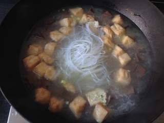 11、鸭血粉丝汤,下入粉丝,开锅后煮2分钟即可