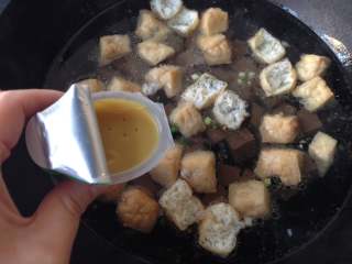 9、鸭血粉丝汤,将油豆泡和鸭血倒入锅中,同时放入浓汤宝(老母鸡汤口味),煮5分钟左右