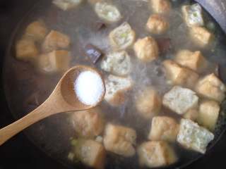 10、鸭血粉丝汤,放入盐(最好尝一下,如果咸味够了可以不放)